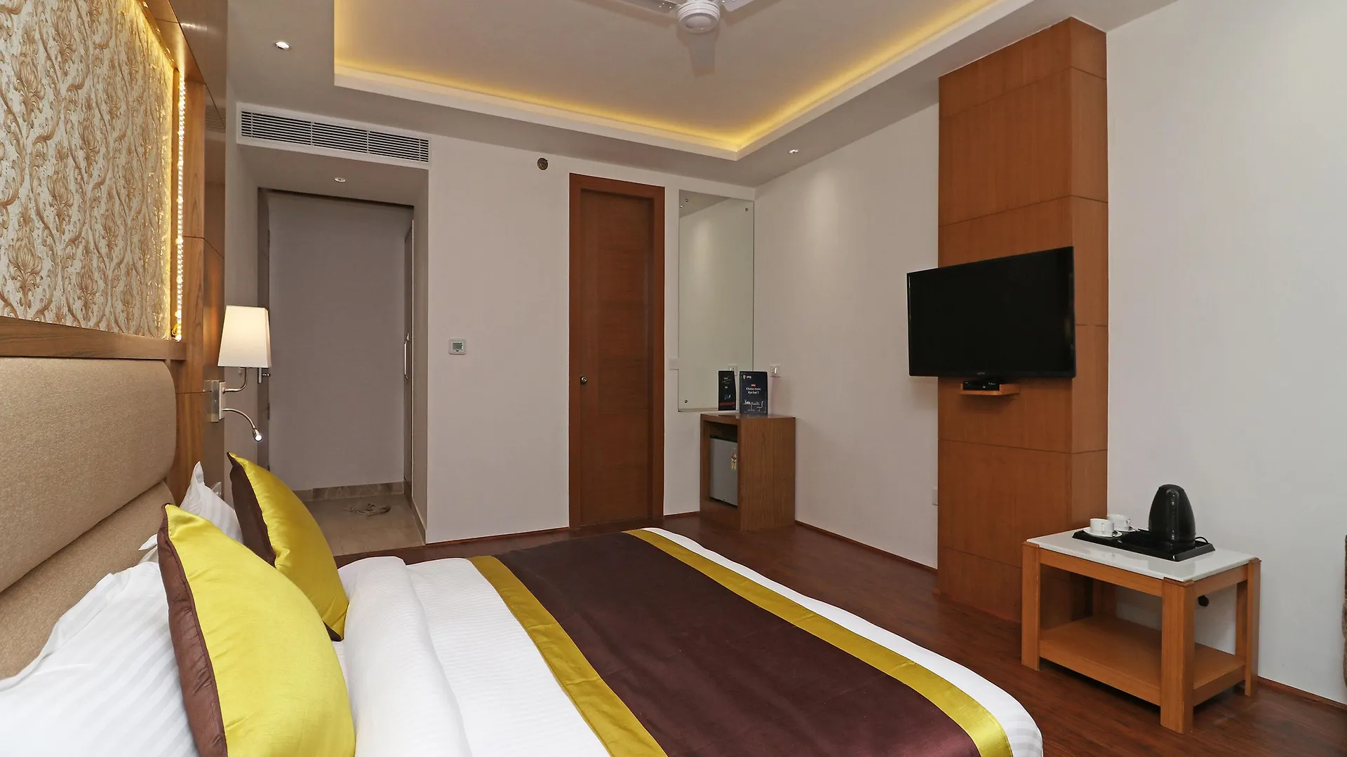 Capital O 10824 Hotel Star Suites Delhi   Delhi (National Capital Territory of India)