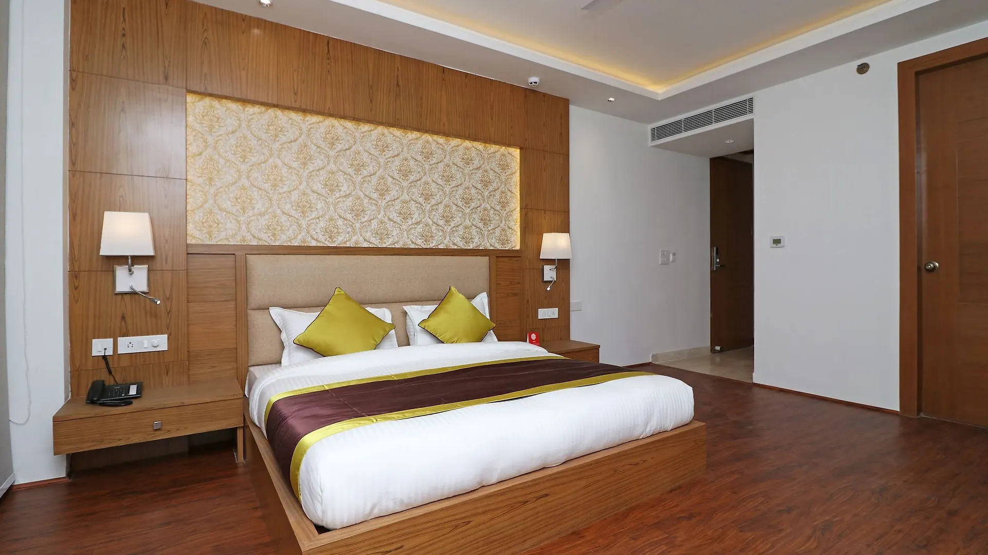Capital O 10824 Hotel Star Suites Delhi